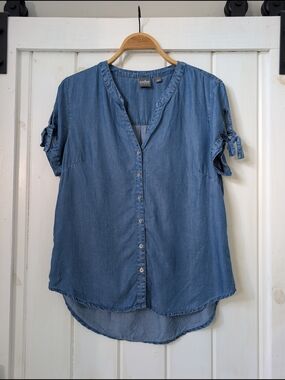 SOHO Blue Short Sleeve Button-Front Chambray Top | Size L